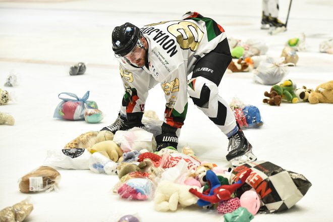 Teddy Bear Toss podczas derbów